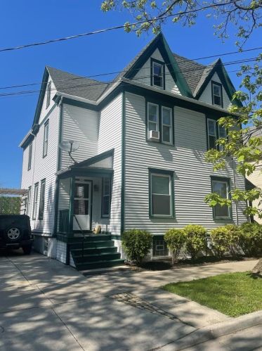 1514 Windsor Pl, Milwaukee, WI 53202-1043