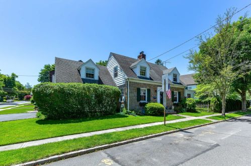 28 Oakley Pl, Great Neck, NY 11020-1014