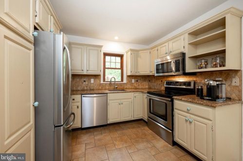 4 Apple Dr, Downingtown, PA 19335-1180