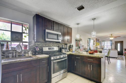 522 Avenida Hermosa, West Palm Beach FL  33405-1515 exterior