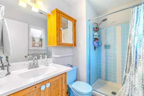 33 Rutledge Ct, East Brunswick NJ  08816-4020 exterior