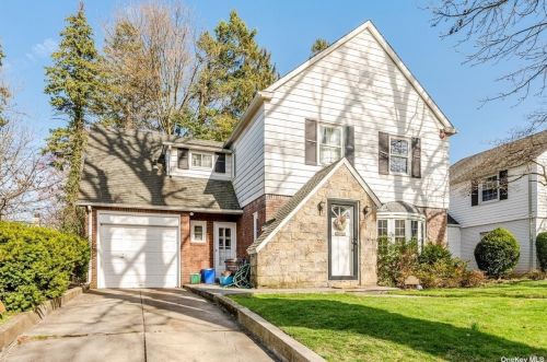 61 Knollwood Rd, Rockville Centre, NY 11570-2710