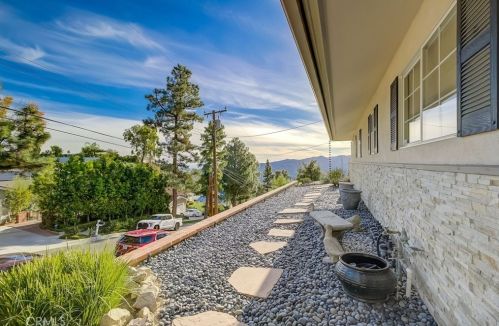 5471 Rock Castle Dr, La Canada, CA 91011-1228