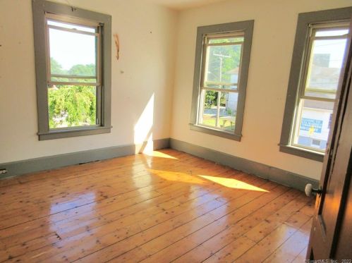 13 Manwaring St, United States Coast Guard Ac CT  06320-5619 exterior