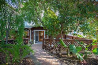 3824 Forest Hill Ave, Oakland, CA 94602-2414
