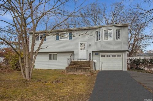 131 1st St, West Islip, NY 11795-2101