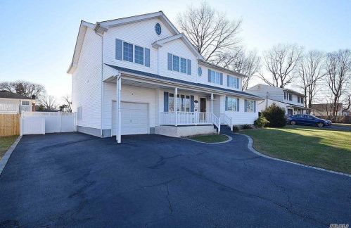 33 Perry St, North Lindenhurst, NY 11757-2832