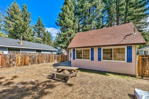 2902 Oakland Ave, South Lake Tahoe CA  96150-7843 exterior