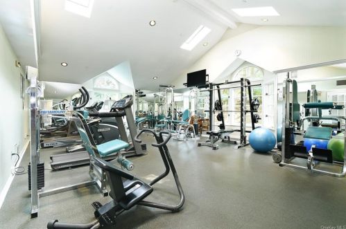 1408 Pondcrest Ln, White Plains NY  10607-1357 exterior