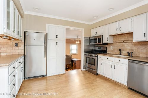 18 Hollywood Dr, Bricktown NJ  08723-3449 exterior