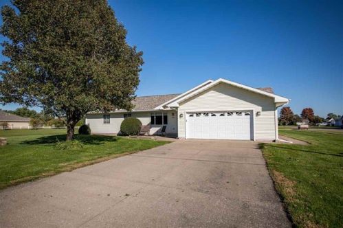 108 Sand Run Rd, Fruitland, IA 52749-9372