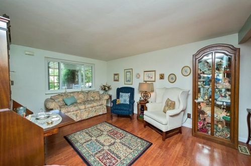 111 Willow Dr, Pittsburgh, PA 15239-1440