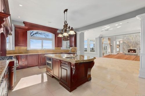 8 Hilltop Dr, Rye Brook NY  10573-5308 exterior