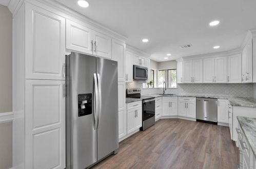 304 Rivershire Dr, Conroe, TX 77304-2767