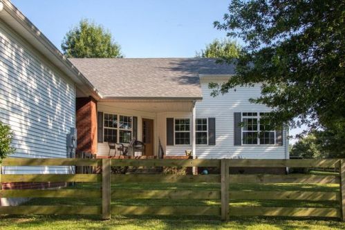 1192 Bill Henson Rd, Westmoreland, TN 37186-5400