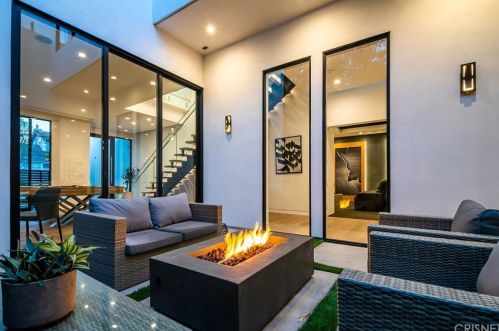 15245 Greenleaf St, Van Nuys CA 91403-4010 exterior