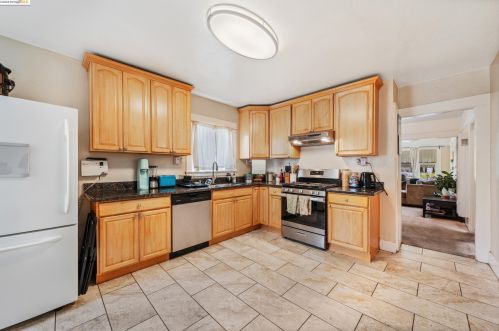 6218 Hilton St, Oakland CA  94605-1446 exterior