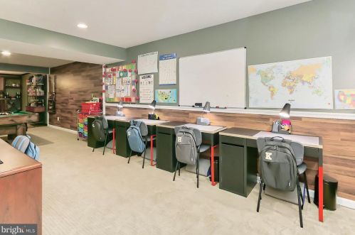 6012 Abernethy Ln, Gainesville VA 20155-4505 exterior