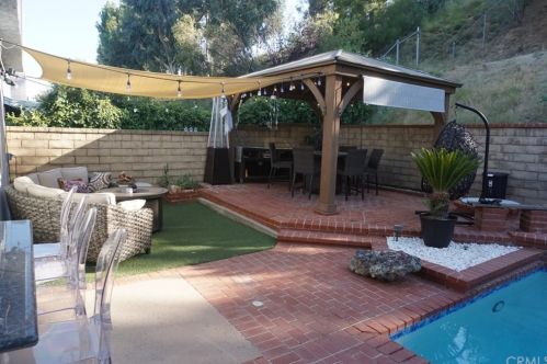 27067 Alabastro Dr, Santa Clarita CA  91354-2215 exterior