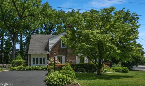 827 Woodsdale Rd, Wilmington DE  19809-2244 exterior