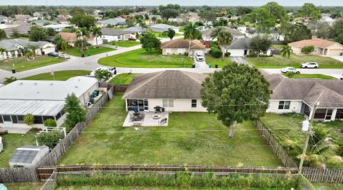 1910 Dorado Ln, Fort Pierce FL 34953-1826 exterior