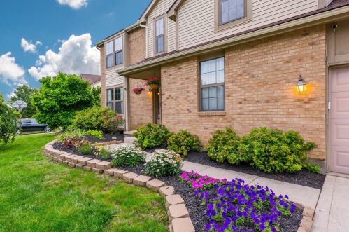 3282 Farmbrook Dr, Darbydale, OH 43123-1875