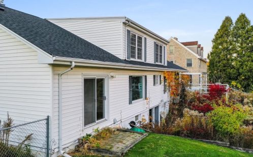 2925 Waubenoor Dr, Green Bay WI  54301-1526 exterior