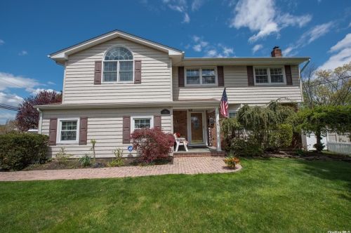 115 Maple St, Islip Manor, NY 11751-4625
