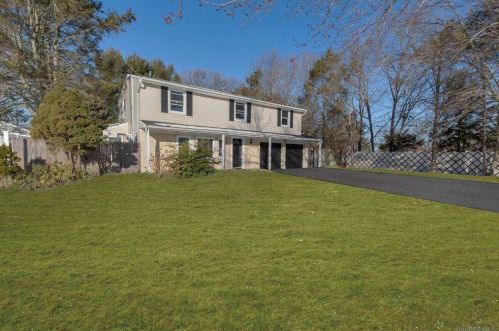 37 Longstreet Dr, Lake Grove, NY 11755-2343