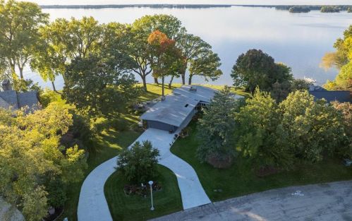 1416 Hiawatha Dr, Beaver Dam, WI 53916-1042