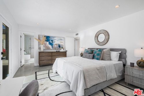 1055 Louise Dr, Palm Springs CA  92262-3241 exterior