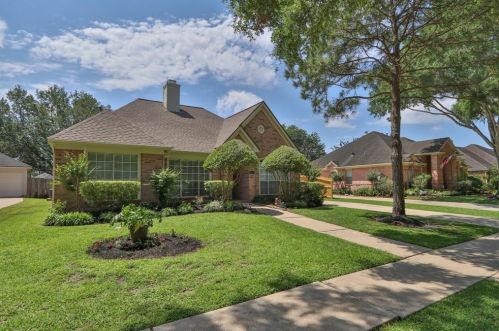 2035 Barrington Pointe Dr, League City, TX 77573-3950
