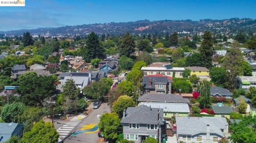 5766 Ayala Ave, Oakland CA 94609-1742 exterior