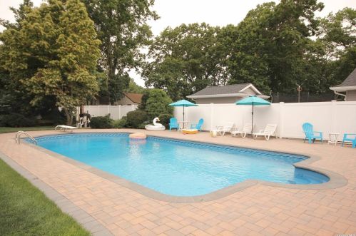 656 Sandra Ave, West Islip NY  11795-2524 exterior