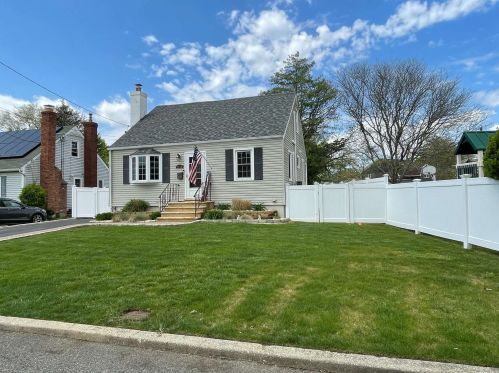 1646 Evans Pl, North Bellmore, NY 11710-2510