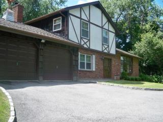 3 Mountain View Dr, Mahopac, NY 10541-3809