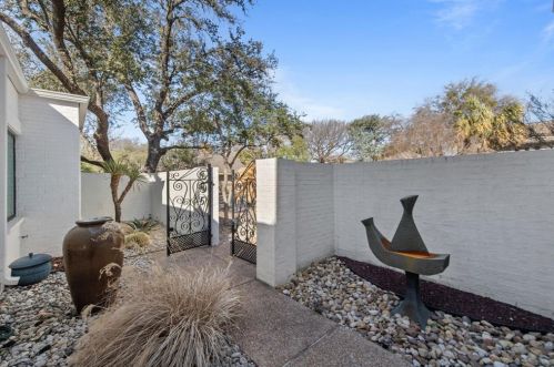 2121 Fountain Square Dr, Fort Worth, TX 76107-3639