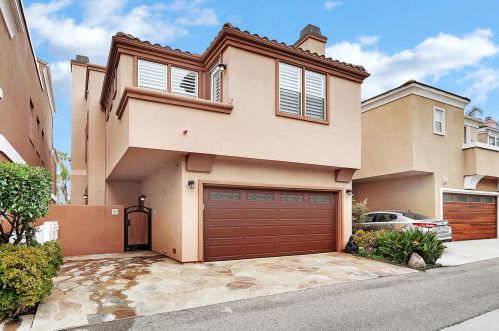 304 Goldenwest St, Huntington Beach CA 92648-2600 exterior