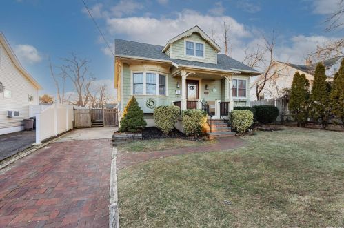96 Wilson Blvd, Islip Manor, NY 11751-2827