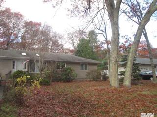 152 Pennsylvania Ave, Gordon Heights, NY 11763-3731