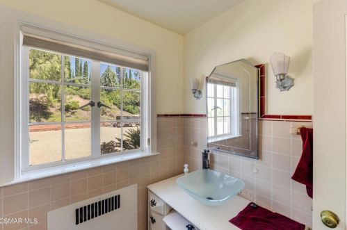 3192 Sycamore Dr, Simi Valley CA 93065-2703 exterior