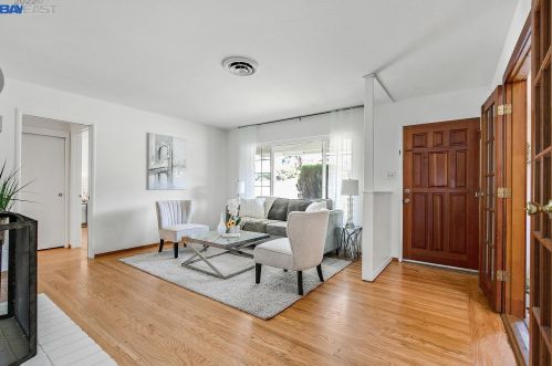 18487 Redwood Rd, Hayward, CA 94546-2355