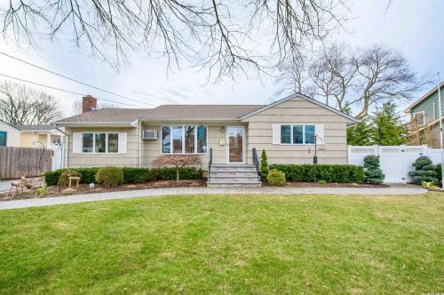 114 Bucknell Rd, West Sayville, NY 11796-1005