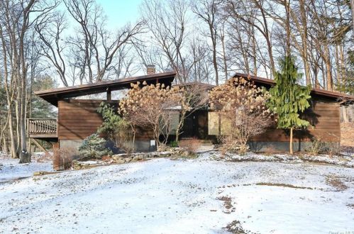 1 Fawn Ln, Airmont, NY 10901-2303