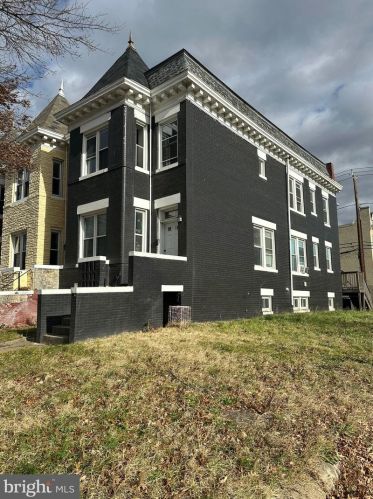 2701 Capitol St, Washington DC 20002-1017 exterior