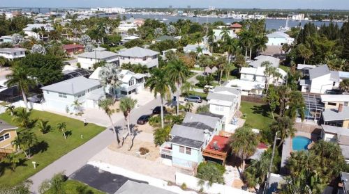 190 Pearl St, Fort Myers Beach, FL 33931-3237