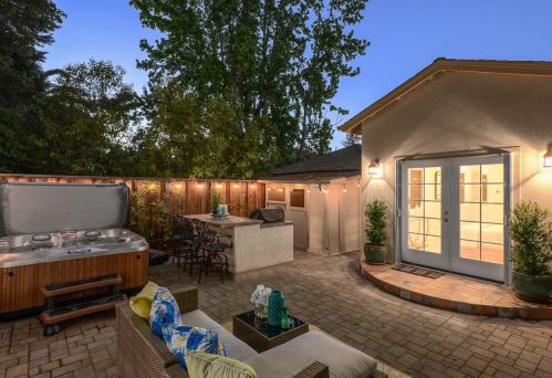 2110 Hanover St, Palo Alto CA  94306-1244 exterior