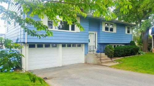 14 Madeline Dr, Middletown RI  02840-1714 exterior