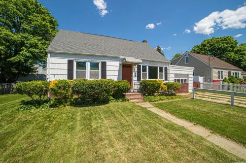 176 Oak St, Amityville, NY 11701-3028