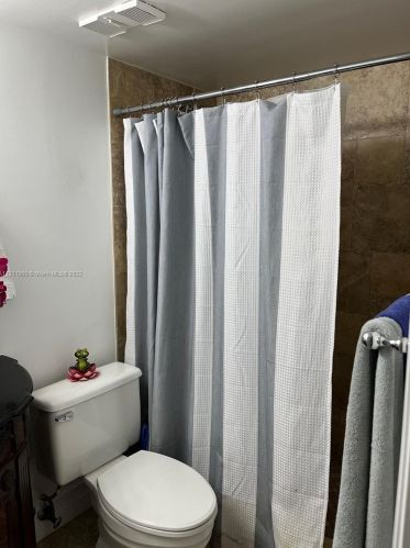 15525 Miami Lakeway, Hialeah FL  33014-5597 exterior